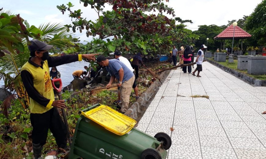 Sikapi Masalah Kebersihan dan Persampahan, DLH Parepare Libatkan RT-RW Bersihkan Taman Mattirotasi